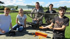 Ses yeux de figèrent, ses doigts s'écartèrent et laissèrent échapper la balle qui roula sur la. Mirepoix Des Etudiants Au Chevet D Une Balle De Ping Pong Ladepeche Fr