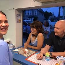 What's this?!... Marisa Tomei and Bill Burr hanging out at Ralph's Port  Richmond...shooting a movie!! 🎥🎞 #marisatomei  #mybioligicalclockistickinglikethis #billburr #movieshoot #ralphsices  #ralphsfamous