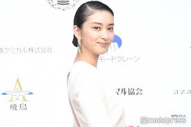 咲는 보통 '사키' 로 읽는 한자지만 특이하게 '에미' 로 읽는다. æ­¦äº•å'² ã»ã£ãã‚Šç¾Žè„šã«åéŸ¿ ãƒžãƒžã«è¦‹ãˆãªã„ å·¦æ‰‹è–¬æŒ‡ã®æŒ‡è¼ªã«ã‚‚æ³¨ç›®é›†ã¾ã‚‹ ãƒ¢ãƒ‡ãƒ«ãƒ—ãƒ¬ã‚¹