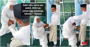 Didorong rasa penasaran pengalaman mencari jodoh, atau setidaknya teman ngobrol baru, melalui aplikasi, saya mencoba mengunduh tinder di tentu tak selamanya kisah kencan online berujung pernikahan. Usaha Pasang Poster Cari Jodoh Berhasil Akhirnya Dan Aziro Selamat Bergelar Suami Mykmu Net