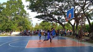 Sedangkan untuk panjang diameter lingkar tengah 3,6 meter, jarak 3 point line dari ring basket adalah 6,75 meter dari sisi tengah lapangan dan 6,6 meter dari corner spot. Ukuran Lapangan Bola Basket Tribun Timur