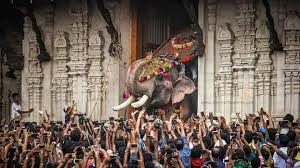 Kandampully balanarayanan with thechikkottukavu ramachandran & mangalamkunnu karnan old story thechikottukavu ramachandran vs mangalamkunnu karnan kerala elephants thalapokkam. Only Raman Was Able To Break Record Of Guruvayur Kesavan Kerala General Kerala Kaumudi Online