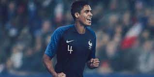 Chaque pays arbore une nouvelle tunique conçue par leur équipementier pour cet évènement mondial. Le Maillot De L Equipe De France De Foot Pour La Coupe Du Monde 2018 A Ete Devoile Le Huffpost