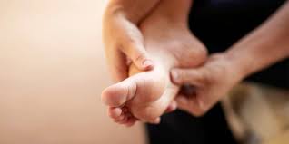Hal ini dapat membuat aktivitas menjadi terganggu karena sakit atau nyeri pada telapak kaki. Sakit Di Telapak Kaki Penyebab Dan Cara Mengatasinya Deherba Com
