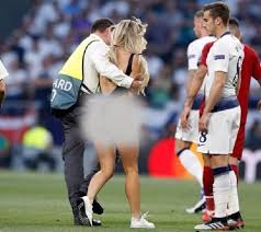 Последние твиты от uefa champions league (@championsleague). Ini Pengakuan Wanita Berbikini Penerobos Final Liga Champions Bola Tempo Co
