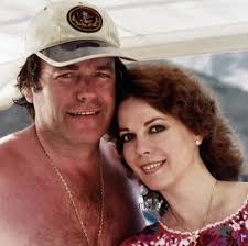 Natalie With Husband Robert Wagner Pink In 2020 Natalie Wood Natalie Actresses