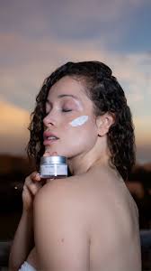 Transforma tu rutina con el poder del jade 💚✨ Hoy te enseñamos cómo usar  tu rodillo de jade para potenciar tu ritual de cuidado facial con intención  y tecnología. Tu momento. Tu