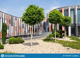 Casas modernas pequeñas con fachadas modernas curvas. Terraza Del Jardin De Tejado Con Los Trituradores Del Sol Del Soleil Del Brise En La Fachada Moderna Del Edificio De Oficinas Pr Imagen De Archivo Imagen De Sostenible Praga 131257487