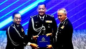 Acryl sani memangku jawatan berkenaan berikutan datuk mazlan mansor yang akan bersara esok. Acryl Sani Sah Ketua Polis Negara Ke 13 Mykmu Net
