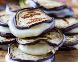 Sandwichs D Aubergine Et Mozzarella Vegetariens Au Barbecue Recette Aubergine Mozzarella Repas Autour Du Feu