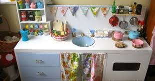 Faites Le Plein D Idees Pour Fabriquer Vous Meme Une Cuisine Pour Enfant A Partir D Un Vieux Meuble D Un Tabouret Cuisine Enfant Cuisinette Enfant Diy Enfant