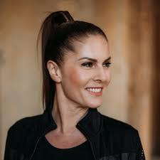 Lisa Stefani's Instagram, Twitter & Facebook