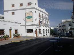 Además, información sobre hoteles y restaurantes con comentarios, precios y recomendaciones de el viajero de el país. Fahada Del Hotel Picture Of Hotel Restaurante Blanco Y Verde Conil De La Frontera Tripadvisor