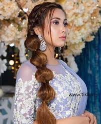 These hairstyles are looking simple, fashionable and elegant. 21 Stylish And Beautiful Indian Hairstyle For Saree Tikli