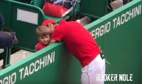 Stefan đoković se prihvatio reketa i pokazao osećaj za alat koji je novaka učinio legendom (video) 4. Stefan Ä'okovic Dobio Prve Ovacije Novak Izveo Sina Da Sparinguju Na Terenu Video M