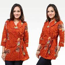 Ditambah dengan model kancing dan list hitam pada kedua sisi bagian depan membuat model tunik tersebut terlihat santai dan tetap elegan. 14 Model Baju Batik Atasan Kancing Samping