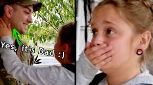 The Heartwarming Moment A Soldier Surprises Her Daughter At A Christmas  Concert