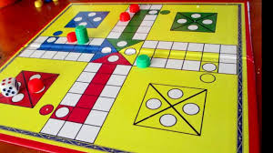 Un jugador persigue a los dems. Jugando Al Ludo Youtube
