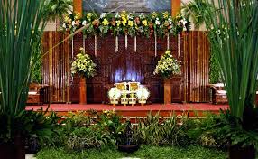 Dekorasi dengan tema adat ini biasanya didominasi oleh warna emas dan perak dengan perpaduan unsur alam. Dekorasi Pernikahan Dari Bambu