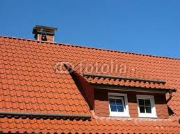Rotbraunes Ziegeldach Mit Mansarde Und Schornstein Von Martin Debus Lizenzfreies Foto 65913723 Auf Fotolia Com Wohnhaus Ziegel Mansarde