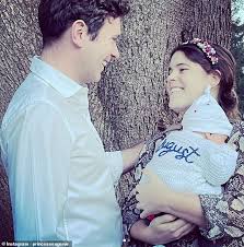 İngiliz daily mail gazetesinin manşete taşıdığı haberde, bunları eugenie'ye açıklarken bol şans jack! başlığına yer verildi. Princess Eugenie Shares Adorable Family Portrait With Husband Jack Brooksbank And Baby August Daily Mail Online