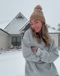 It's snowing in Florida and it is wild!!! And it's not a little bit of  snow, it is SNOWINGGGGG! ☃️❄️🌨️ . . *pics 7-8 are because the boys are out  of town