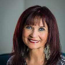 Kari Browning's Instagram, Twitter & Facebook