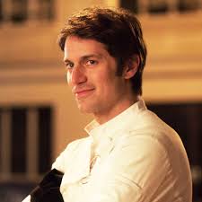 Why Lucas Bravo Wants Gabriel's 'Emily in Paris' Restaurant to Earn a Green  Michelin Star