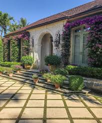 The Vias Of Palm Beach Landscape Design And Horticultural Details Abound Diagonal Lines In This Forecourt Dire House Exterior Spanish House Palm Beach Style