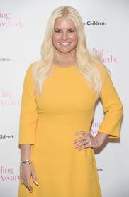 Even pasternak said that simpson lost an extraordinary amount of weight in a phone interview with vice, noting that 100 pounds is not a typical amount of weight one could expect to lose in six months or less. Jessica Simpson E Mailed Trainer Every Night To Lose 100 Lbs