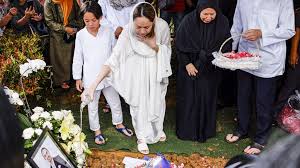 Salah satu bagian upacara adalah pemotongan kerbau. Soal Busana Yang Cocok Dikenakan Saat Suasana Duka Lebih Tepat Warna Putih Atau Hitam Sebenarnya Herstory