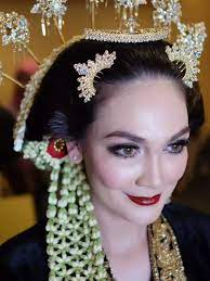 From lh5.googleusercontent.com serta ditambahkan sasakan sunggar di dekat telinga agar pengantin. Paes Sanggul Sasak Yogya Ragam Rias Pengantin Gaya Yogyakarta Mahligai Indonesia 1 Sanggul Modern Tanpa Sasak Taras Soli
