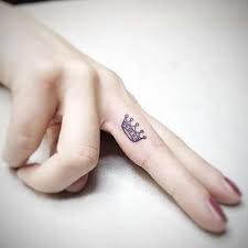 45 Insanely Cute And Small Tattoo Ideas 2020 Update Crown Tattoos For Women Small Crown Tattoo Crown Finger Tattoo