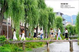 京都私房景點 京都一本橋 行者橋 柳樹相伴的古老小石橋 底下溪水超級清澈的小秘境旅點 via s旅行札記 dolores park park travel