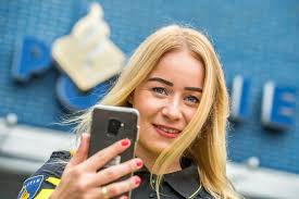 De familie van lotte zit nog altijd vol vragen over wat zich heeft afgespeeld. Jeugdagente Lotte Uit Hengelo Danst Zingt En Grapt Op Tiktok Dit Is Mijn Werk Hengelo Tubantia Nl