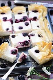 Cremiger Zitronen Brombeer Kasekuchen In Filoteig Filoteig Lebensmittel Essen Yufka Teig