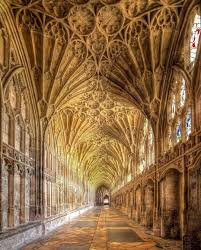 La volta a ventaglio è un forma di volta utilizzata nel gotico inglese. Le Volte A Ventaglio Della Cattedrale Di Gloucester Chiostro 1351 1377 Cattedrali Gloucester Panoramico