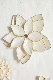 .fleur de décoration murale sur mesure, issue de notre collection stickers fleurs, cette décoration est sticker pour une décoration murale unique. Fleur Murale Capiz Anthropologie Fr
