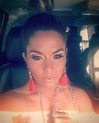 Soy una mala mujer porque alzó la voz, porque soy independiente, porque no  me molesta pagar la cuenta ni abrir mi propia puerta, por ello, soy una  mala mujer.. Porque no me