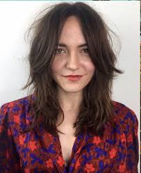 Ecco tutto quello che devi sapere sulla nuova tendenza per … Frangia A Tendina 2020 Ecco Come Portarla Capellistyle