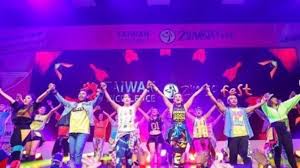 New dance 2019 ♫ new zumba warm up mix. Serunya Zumba Party Ala 90an Dikemas Dalam Glow In The Dark