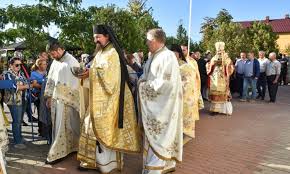 Din lemnul pereţilor de la biserica noastră curg lacrimi de răşină, de parcă duhul bradului ar putea plânge de dor. SfinÈirea Bisericii AcoperÄmantul Maicii Domnului A Parohiei Bolintin Vale Ii Din OraÈul Bolintin Vale JudeÈul Giurgiu Episcopia Giurgiului
