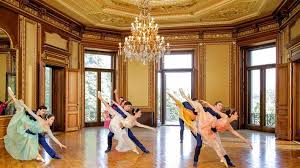 An după an, concertul de anul nou de la viena transformă orchestra filarmonicii din viena în cel mai important ambasador muzical al austriei. Lumea Mai FrumoasÄ Prin MuzicÄ Concertul De Anul Nou De La Viena Povestea Unui Succes Revista Cariere