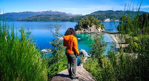 Tome un bus a puerto natales desde río turbio, el trayecto no era largo, hice los papeles en frontera y nuevamente en mi chile, me sentí feliz de estar en mi país, cuando el bus empezó a bajar comencé a ver la belleza de natales, el agua de sus canales con ese fondo. The 6 Best Places To Visit In Patagonia Argentina Chile