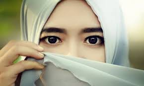 Menampakkan aurat bagi umat islam dianggap melanggar syariat dan dihukumi sebagai sebuah dosa. Alasan Mengapa Perempuan Perlu Menutup Aurat Dalam Islam