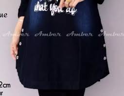 Sebagai bawahan menggunakan rok panjang atau dapat juga berupa rok pendek yang dihiasi motif bunga senada dengan baju. Myesa Baju Atasan Wanita Dan Remaja Lengan Panjang Terbaru 2020 Kekinian Telaris Tunik Muslimah Bahan Jeans Wash Dengan Hiasan Tulisan Dan Aksen Mote Tabur Bisa Bayar Di Tempat Cod Lazada Indonesia