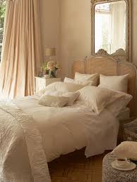 Trendy bedroom decor ideas to give your bedroom a gorgeous makeover. Rose Gold Bedroom Decor Google Search Bedroom Vintage Vintage Bedroom Styles Home Decor Bedroom