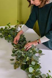 Comment Faire Une Guirlande De Verdure In 2020 Wedding Table Decorations Table Garland Diy Wedding