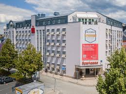 Bei einer misslungenen landung ist in auerbach im vogtland ein 77 jahre alter pilot verunglückt. Sparkasse Vogtland Kompetenzcenter Auerbach Goltzschtalstrasse 21