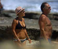 Stessa spiaggia, stesso mare e stesse polemiche. Paolo Bonolis E Sonia Bruganelli Sirenetti A Formentera Foto